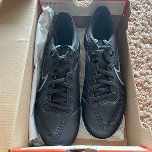 New Nike Legend 9 club FG soccer cleats. Men 6.5 Womens 8